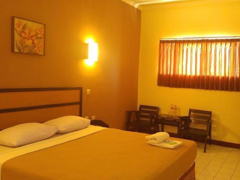 Hotel Lestari Near Lippo Plaza Mall Jember Mitra Reddoorz Exterior photo